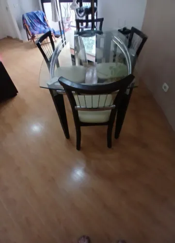 Mesa de jantar belíssima com cadeiras em perfeito estado