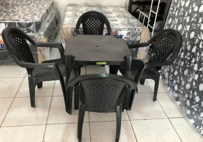 Conjunto de mesa plástica com braço