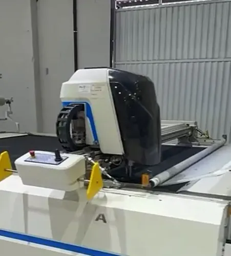 Máquina automática de corte de tecido BULLMER