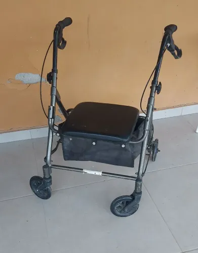 Andador com rodas