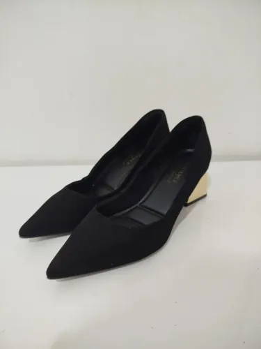 Scarpin preto Constance com salto dourado cromado