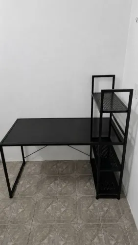 Mesa de Escritório com Estante Lateral