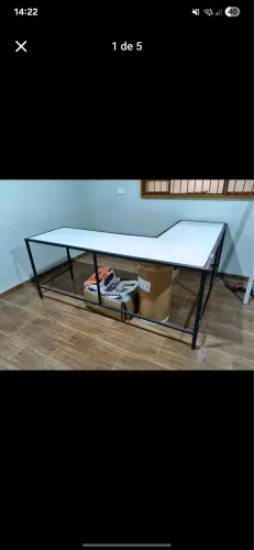 Mesa grande em formato de L