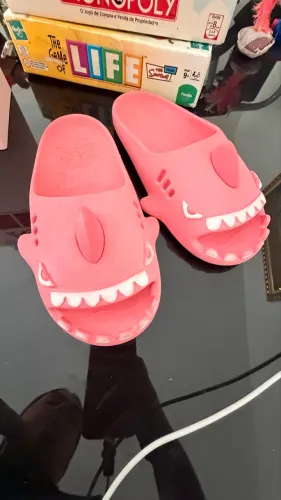 Chinelo feminino tubarão 
