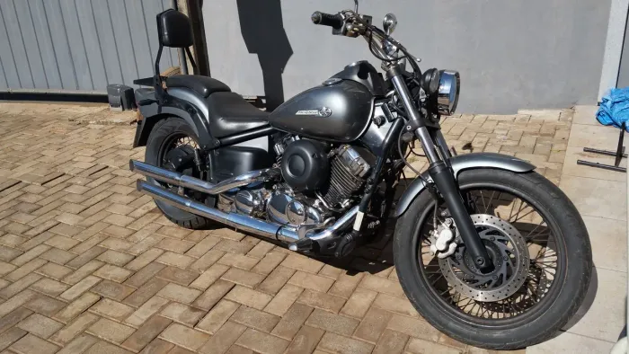 Moto custon com grande cilindrada, muito econômica e muito conforto em sua viagem 