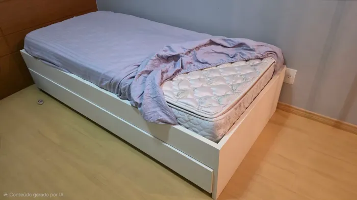 CONJUNTO BICAMA EM MADEIRA COM DOIS COLCHÕES DE SOLTEIRO SEMI NOVOS , SEM GARANTIA