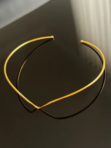 Colar aro fio ?V? folheado a ouro 18K