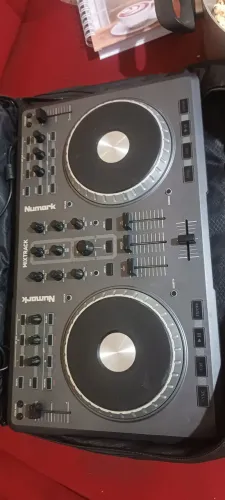 Controladora DJ Numark Mixtrack + Bag