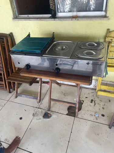 Chapa de hambúrguer conjugado com cachorro-quente