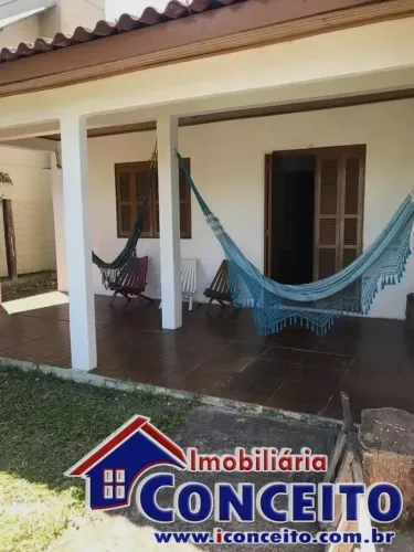 C281 - Ótimo chalé a 400 metros do mar no balneário Santa Terezinha