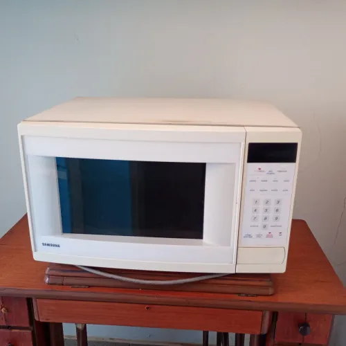 Microondas Samsung c/defeito. Dá para consertar. Também serve para retirar peças. 