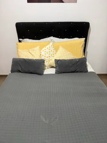 Conjunto cama Box, colchão com pilow top, cabeceira e Puff baú 
