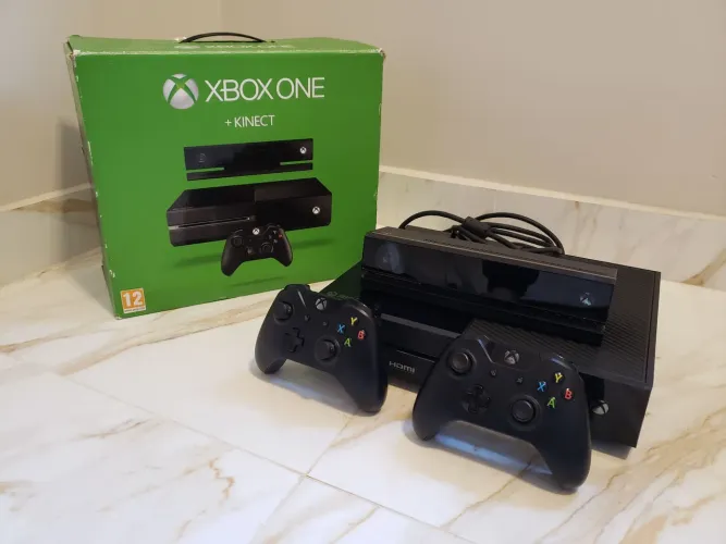 Xbox one fat, fonte 220V, 2 controles, guitarra do Guitar Hero r jogos