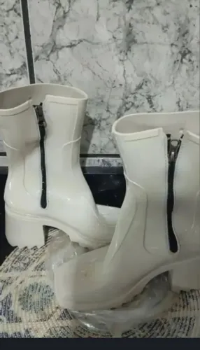 Bota impermeável com zíper nova top demais 