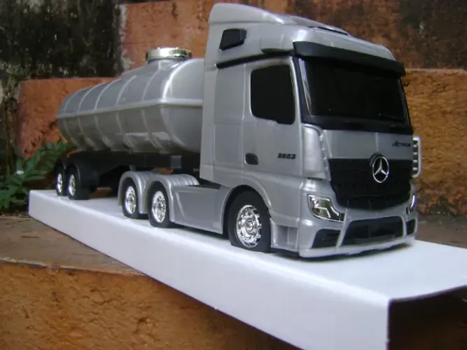 Miniatura Caminhão Mercedes Benz Actros 2653 prata 6x2 com carreta 2 eixos tanque