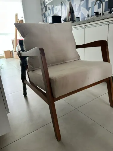 02 Poltronas Madeira Maciça e suede 
