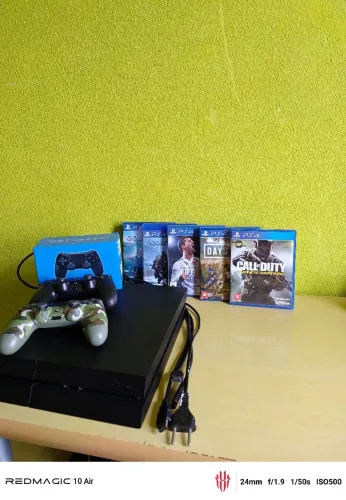 Playstation 4 fat 500 gb acompanha 5 jogos e 2 controles( 1 original e 1 paralelo)