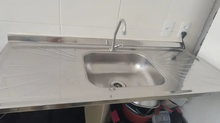 Vende-se Pia e Tanque