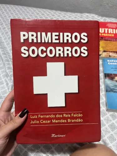 Livros de enfermagem em centro cirúrgico, primeiros socorros e nutrição 