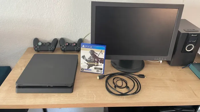 PlayStation 4 Slim 500gb + 2 controles + monitor