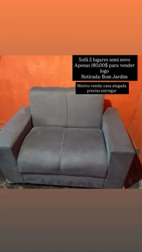 Vende-se um sofá de dois lugares cinza.