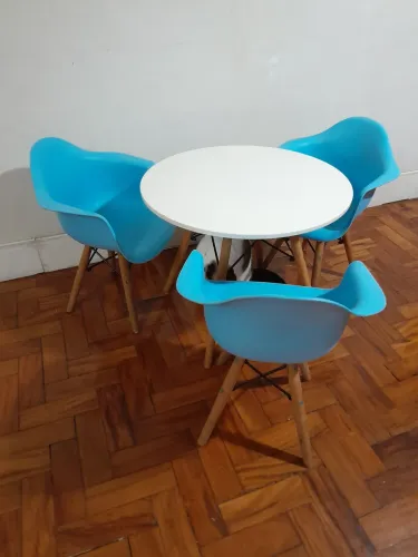 Mesa e Cadeiras Eames Infantil