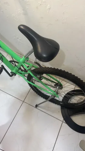 Bicicleta 1 ano de uso, semi nova.