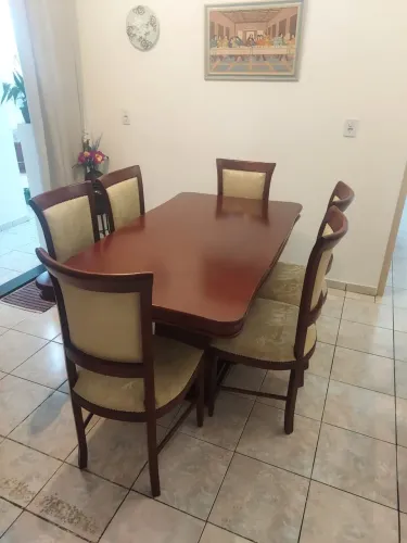 Mesa de madeira com 6 cadeiras