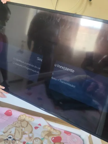 TV Samsung 48 polegadas - com uma faixa preta no meio