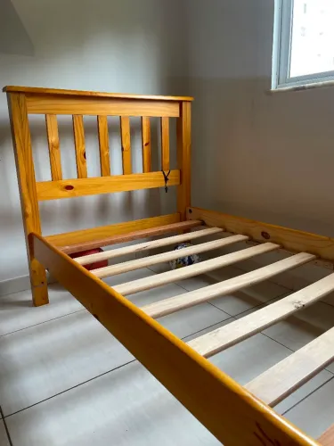 Vendo cama de solteiro com colchão .
