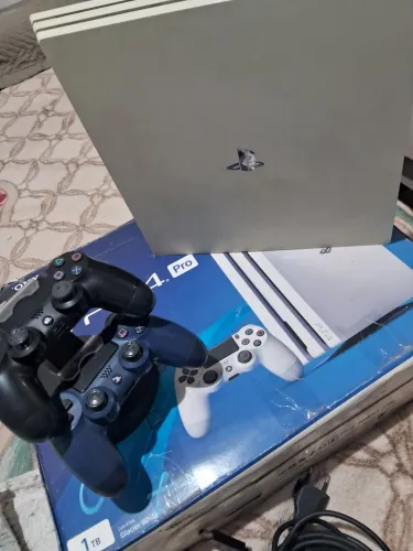 Ps4 4k de 1Tera branco extra, com 2 controles originais, vários jogos na memória.