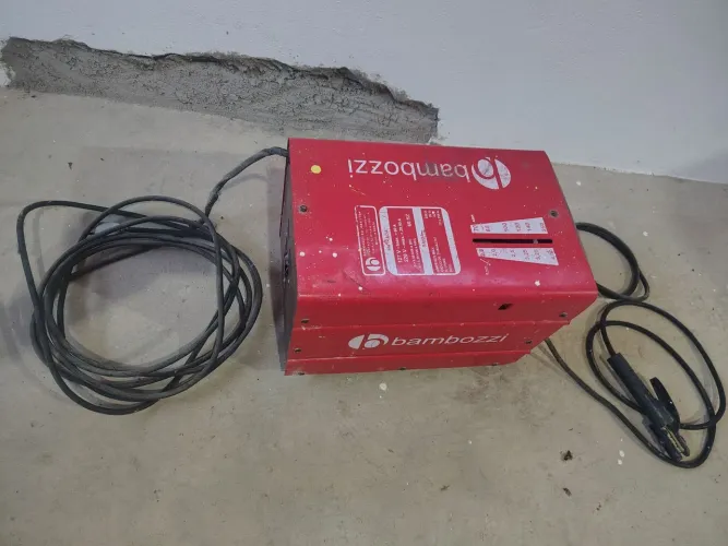 Máquina de Solda Bambozzi 250 Amperes, semi nova, em excelente estado de conservação 