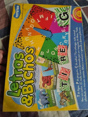 Este é o jogo educativo Letras & Bichos da marca Toyster.