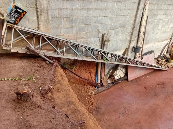 Vendo estrutura para telhado