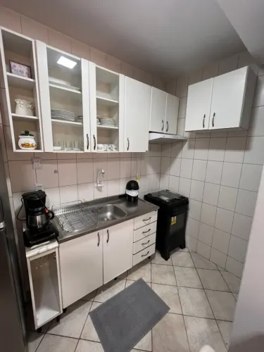 Cozinha completa, armário areio e pia em canasvieiras