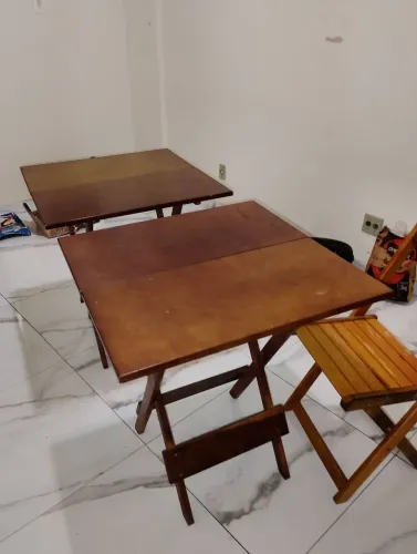 Mesa em madeira maciça com cadeira