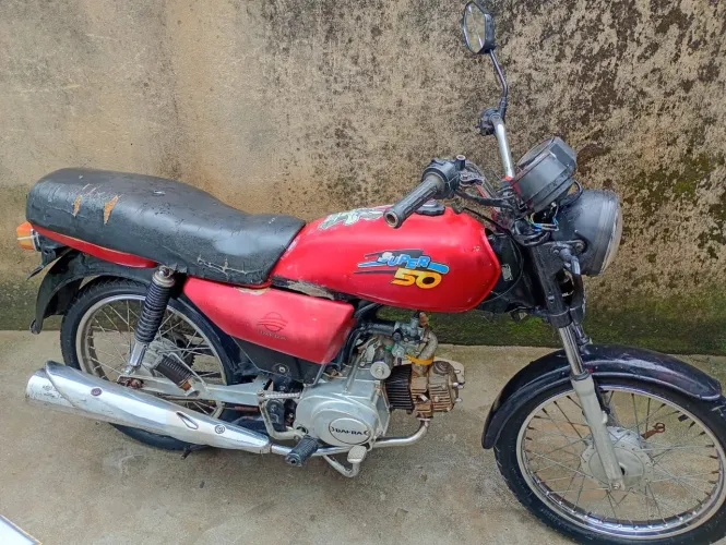 Moto 50cc supe drafa está parada