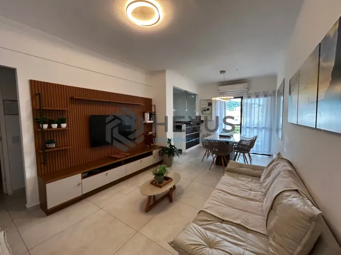 Apartamento reformado com varanda a 400m da praia na Enseada, Guarujá