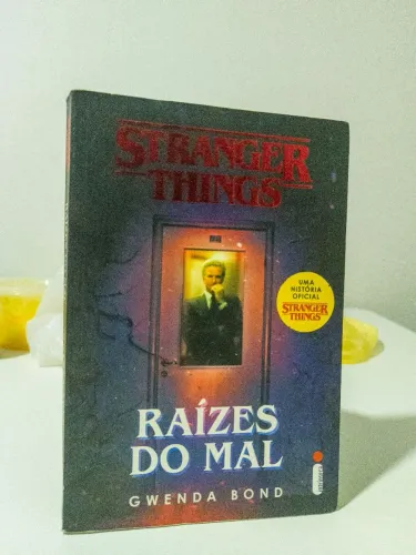 Livro; Stranger things: as raízes do mal