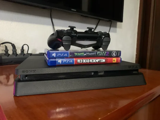 PlayStation 4 Slim 500GB, 1 Controle e 2 Jogos Originais