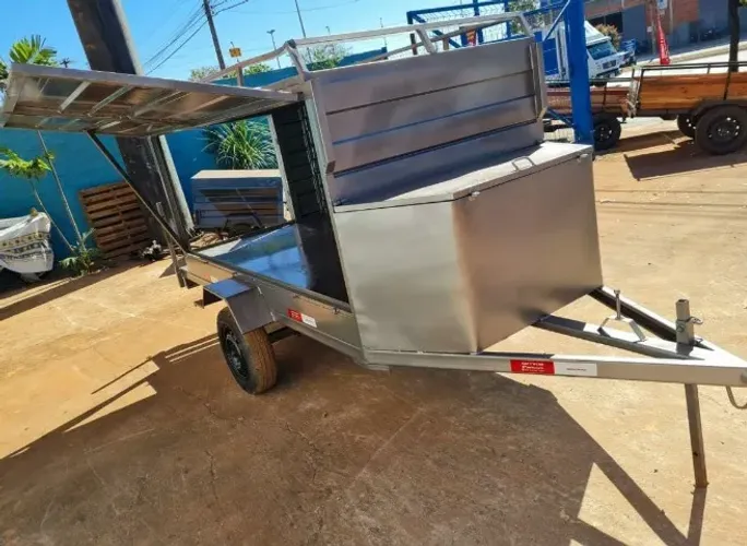 Carretinha baú fechado 2, 50 mt comprimento por 1,20 de largura por 1,20 de altura $ $8,70