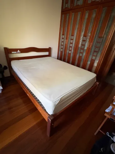 Cama casal em madeira maciça