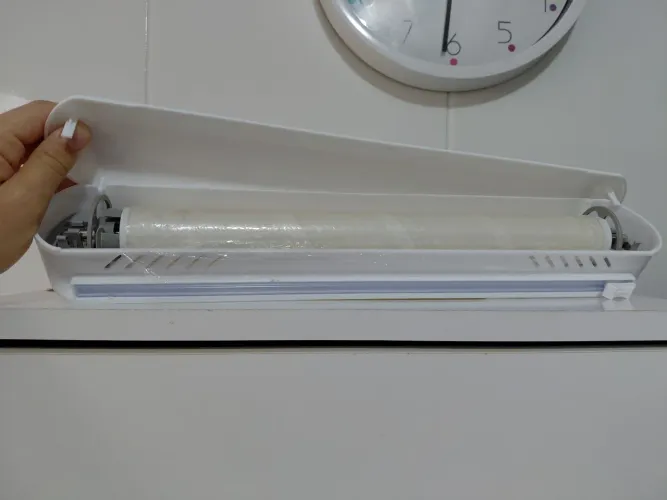 Dispenser e cortador de filme plástico 