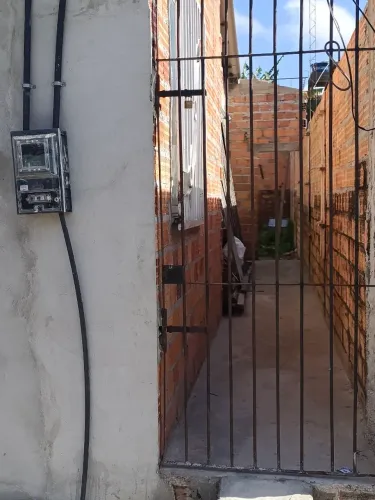 Casa pequena com terreno pra construir