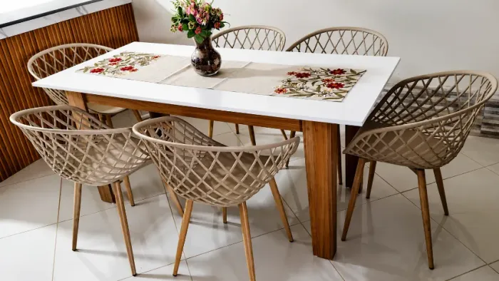Mesa de jantar quadrada de seis lugares com cadeiras