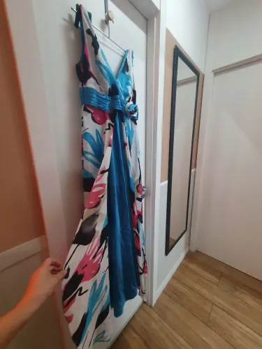 Vestido longo de festa azul com estampa floral