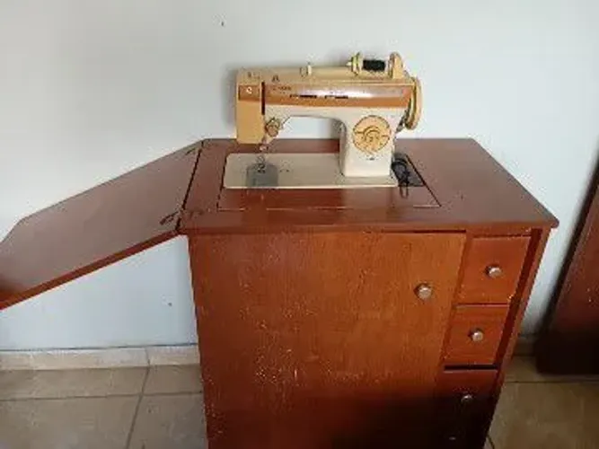 Máquina antiga com gabinete