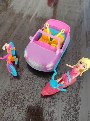 Carro, bicicleta, scooter e boneca Polly