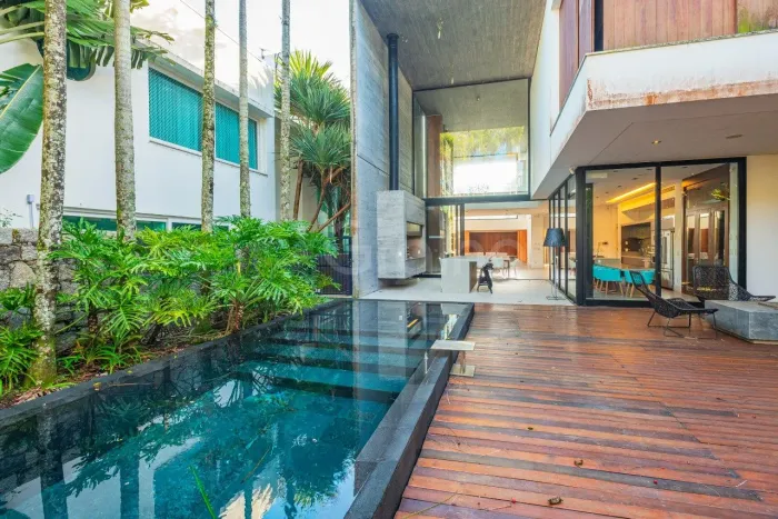 Casa de 606m² com 5 quartos sendo 3 suítes em Cacupé