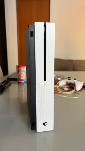 Xbox One S  - 1 TB - Muito Conservado 